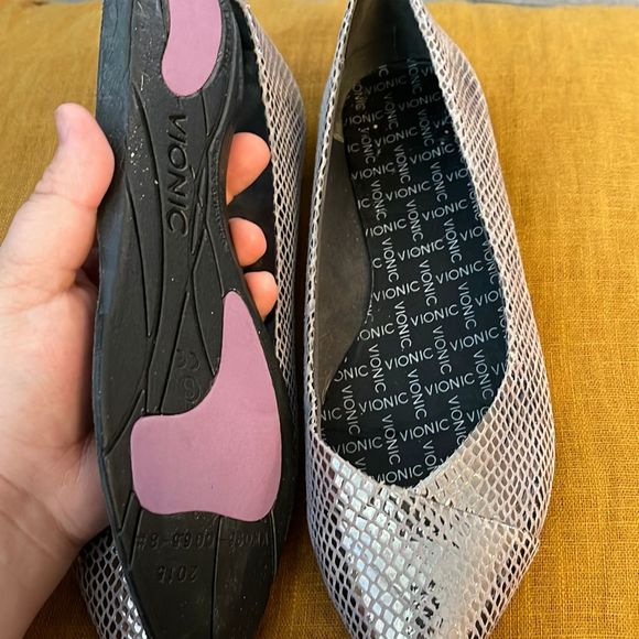 Vionic size 7 flats. I’m taking it to Goodwill on 10/22/23. - Picture 5 of 5